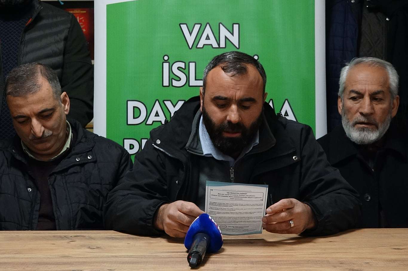 Van'daki İslami STK'lardan yılbaşı kutlamalarına afişli tepki Van'daki İslami STK'lardan yılbaşı kutlamalarına afişli tepki